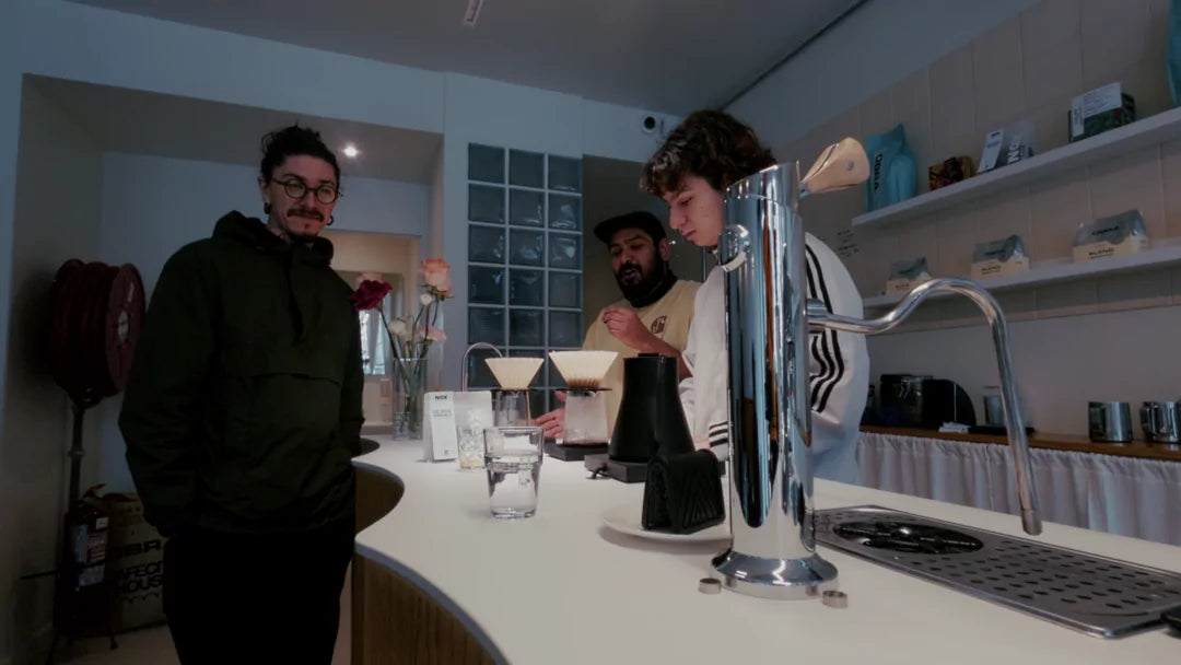 Un encuentro de café: preparación y conversación alrededor de la barra.